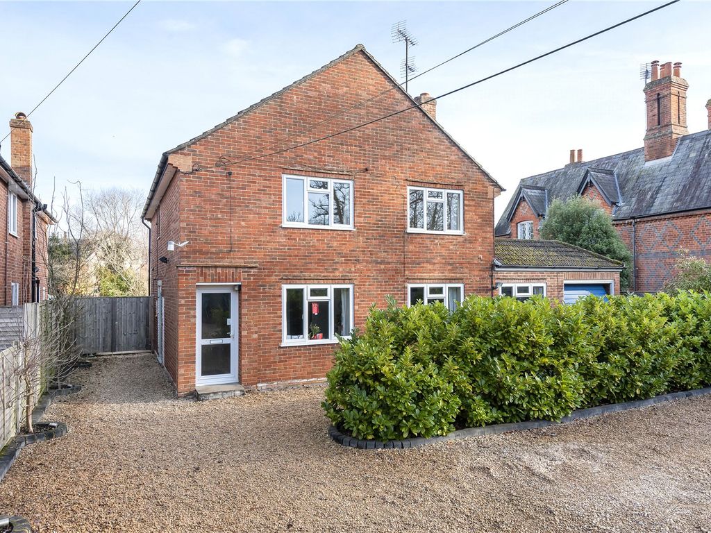 2 bed to rent in Reading Road, Winnersh, Wokingham