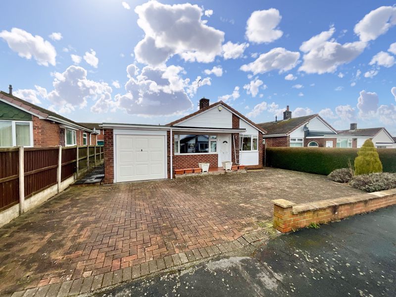 3 bed detached bungalow for sale in Woodside Drive, Meir Heath, Stoke