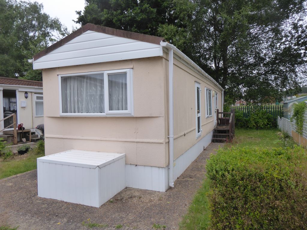 2 bed mobile/park home for sale in Martins Park, Sandy Lane, Cove