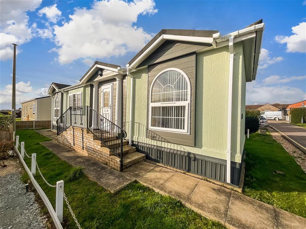 2 bed mobile/park home for sale in Lower Dunton Road, Brentwood, Essex