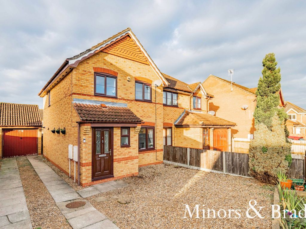 3 bed semidetached house for sale in Alexander Way, Dereham NR19, £