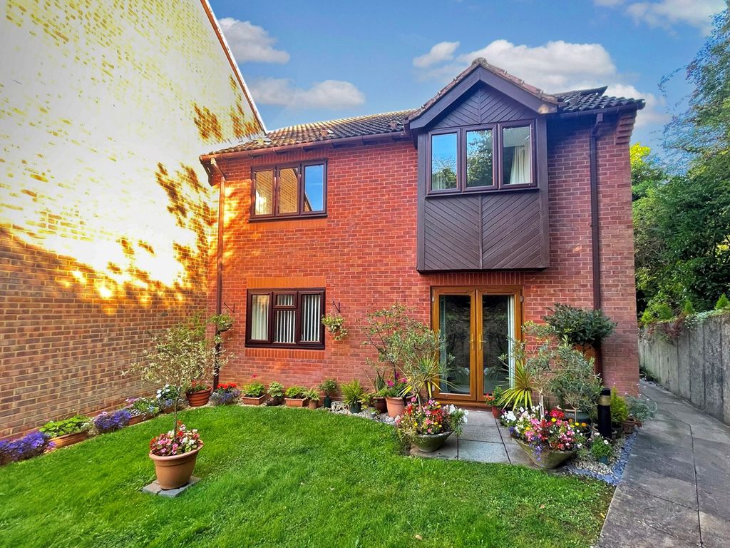 2 bed property for sale in King V Road, Amersham HP6, £230,000