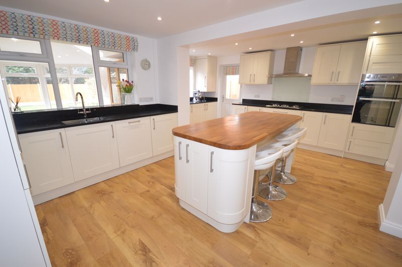 4 bed detached house for sale in Elizabeth Close, Aylesbury HP21, £