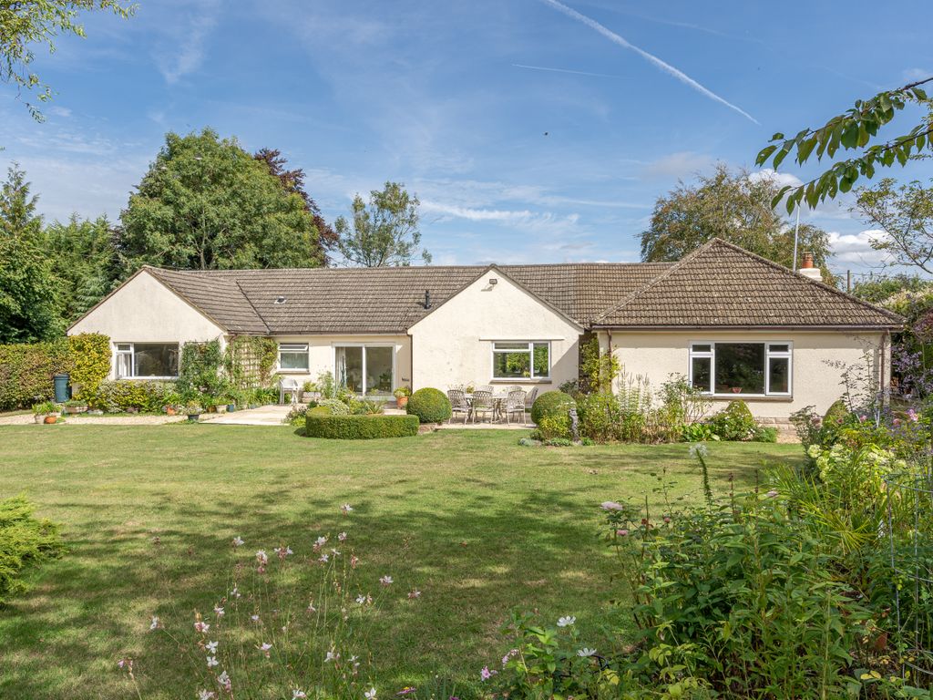 5 bed detached bungalow for sale in Days Lane, Kington Langley