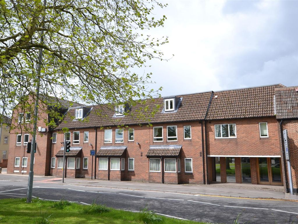 2 bed flat for sale in Southbroom Road, Devizes SN10 Zoopla