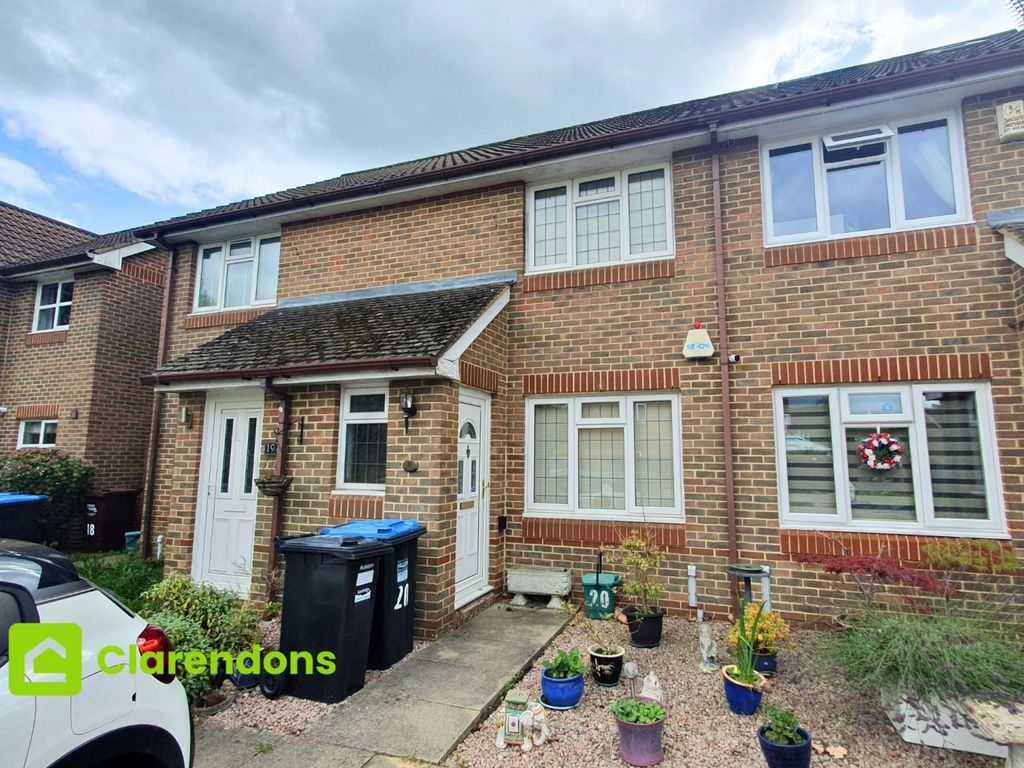 2 bed terraced house to rent in Howe Drive, Caterham CR3, £1,500 pcm