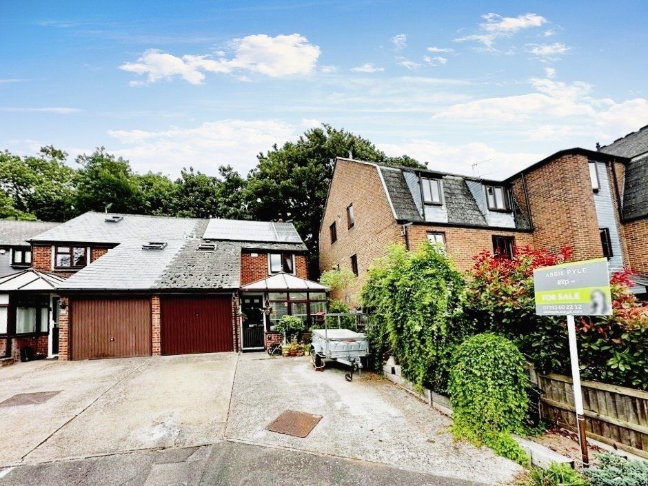 3 bed semidetached house for sale in Margetts Place, Lower Upnor