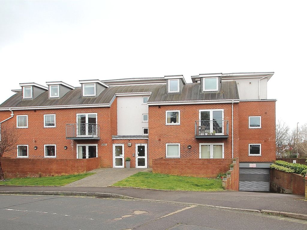 2 bed flat for sale in Elmhurst Road, Fareham, Hampshire PO16, £190,000