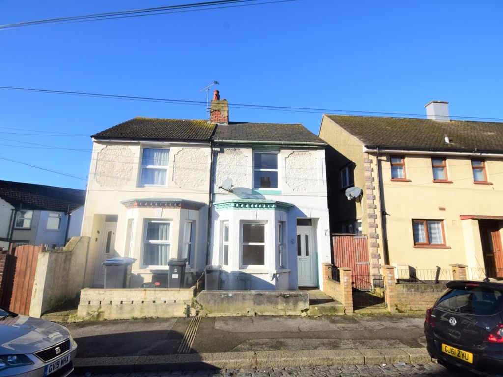 2 bed semidetached house to rent in Glenfield Road, Dover CT16, £1,050