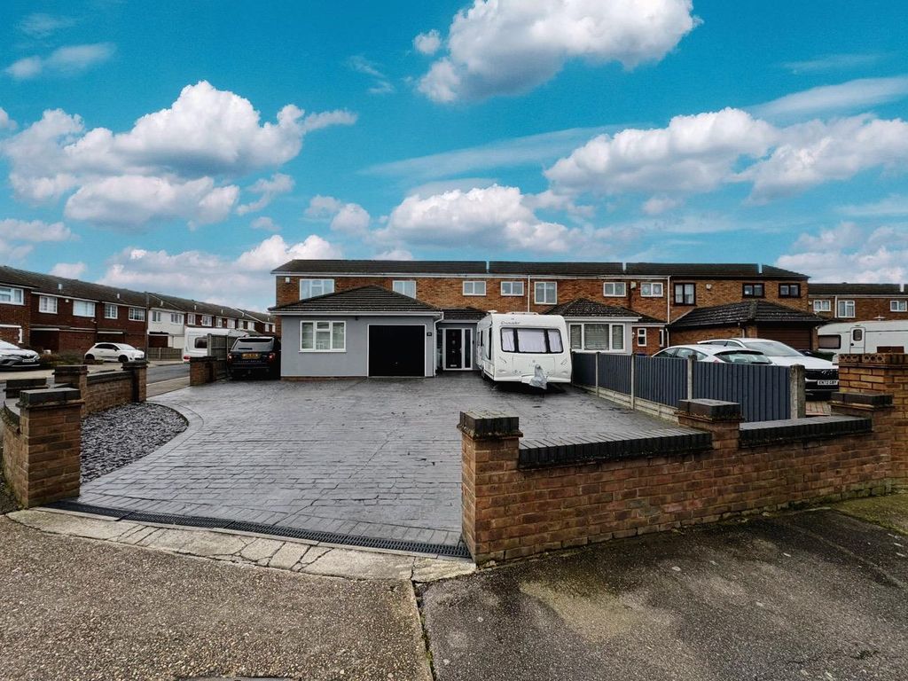 6 bed semidetached house for sale in Milton Road, Corringham, Stanford