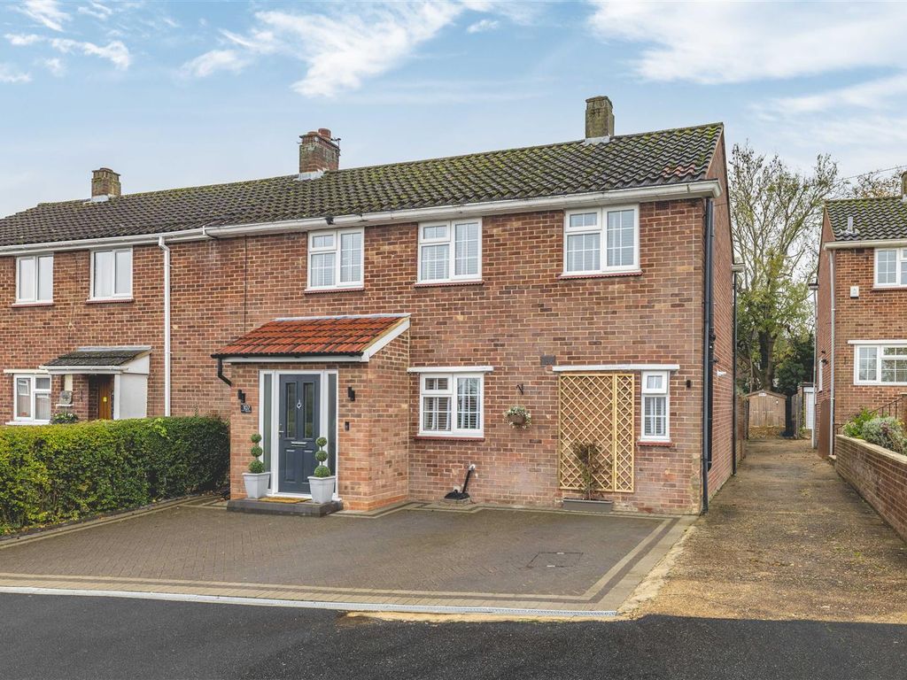 3 bed semidetached house for sale in Perrycroft, Windsor SL4, £545,000