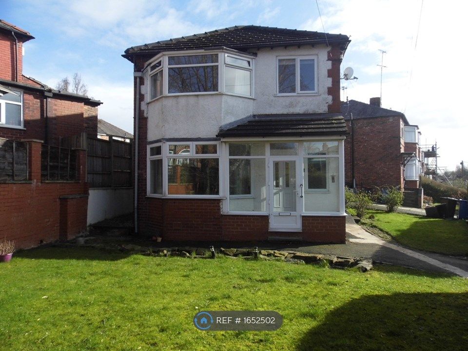 3 bed detached house to rent in Parksway, Prestwich, Manchester M25