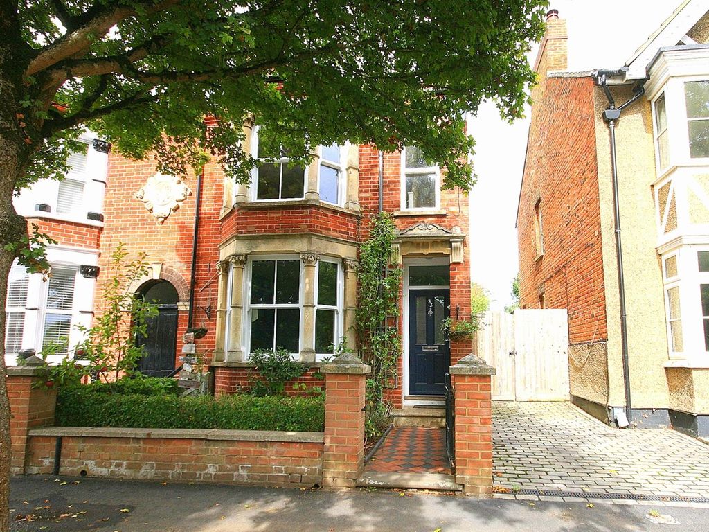 4 bed end terrace house for sale in Rothschild Road, Linslade, Beds LU7