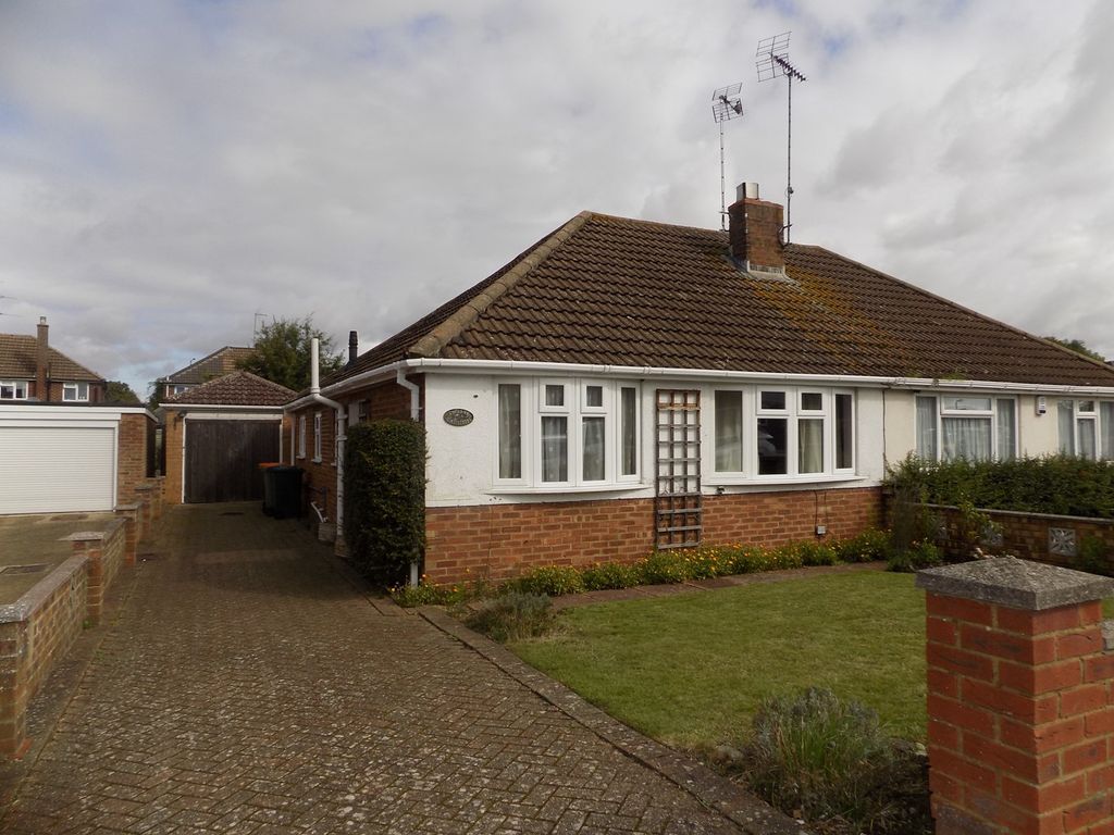 2 bed bungalow for sale in Capshill Avenue, Leighton Buzzard LU7, £
