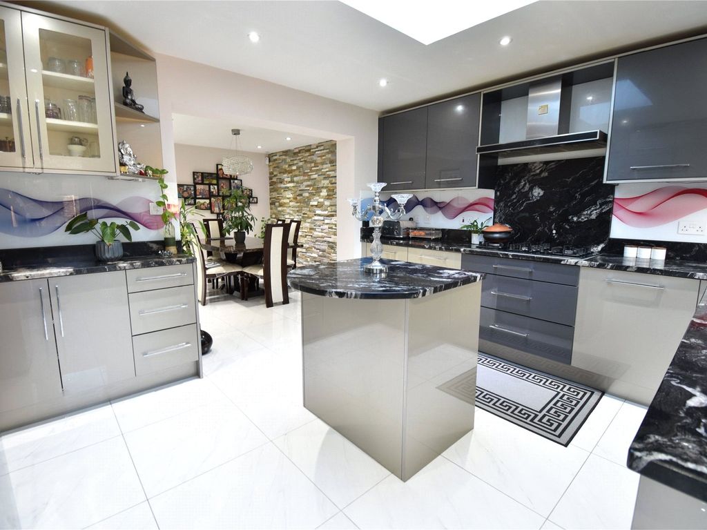 5 bed detached house to rent in Northway, Wokingham, Berkshire RG41