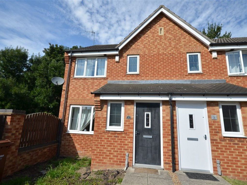 3 bed town house to rent in Cromwell Mount, Pontefract WF8, £850 pcm Zoopla