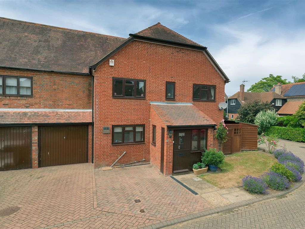 4 bed semidetached house for sale in Hale Court, East Peckham