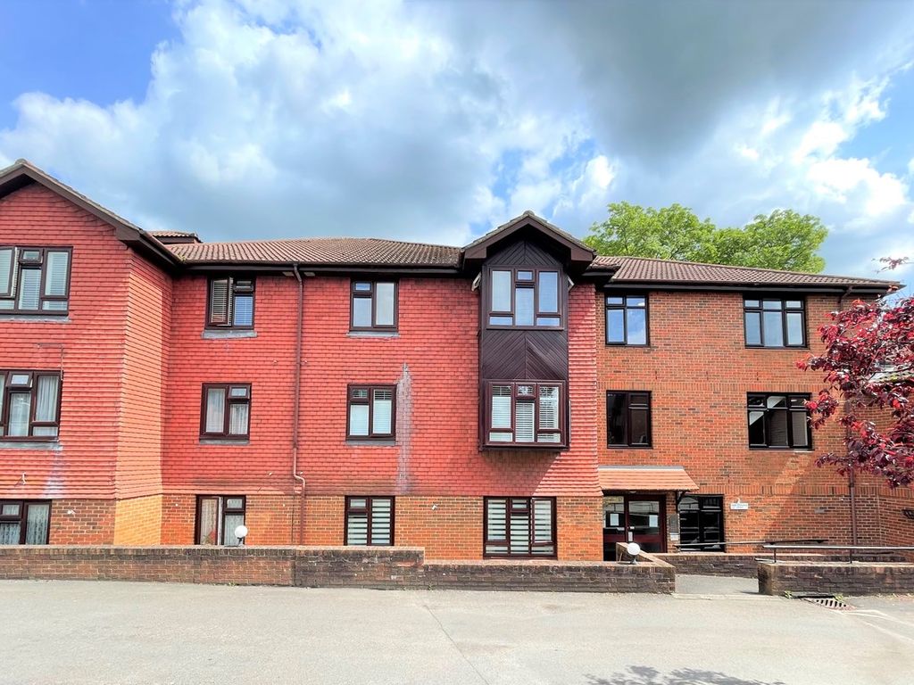 2 bed flat for sale in Worplesdon Road, Guildford GU2 Zoopla