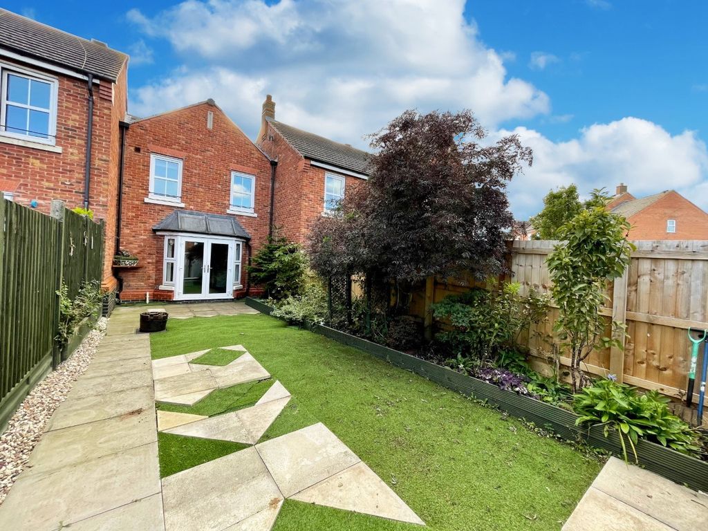 3 bed town house for sale in Farnborough Close, Corby NN18 Zoopla