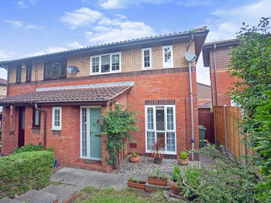 3 bed semidetached house for sale in Fairford Crescent, Downhead Park