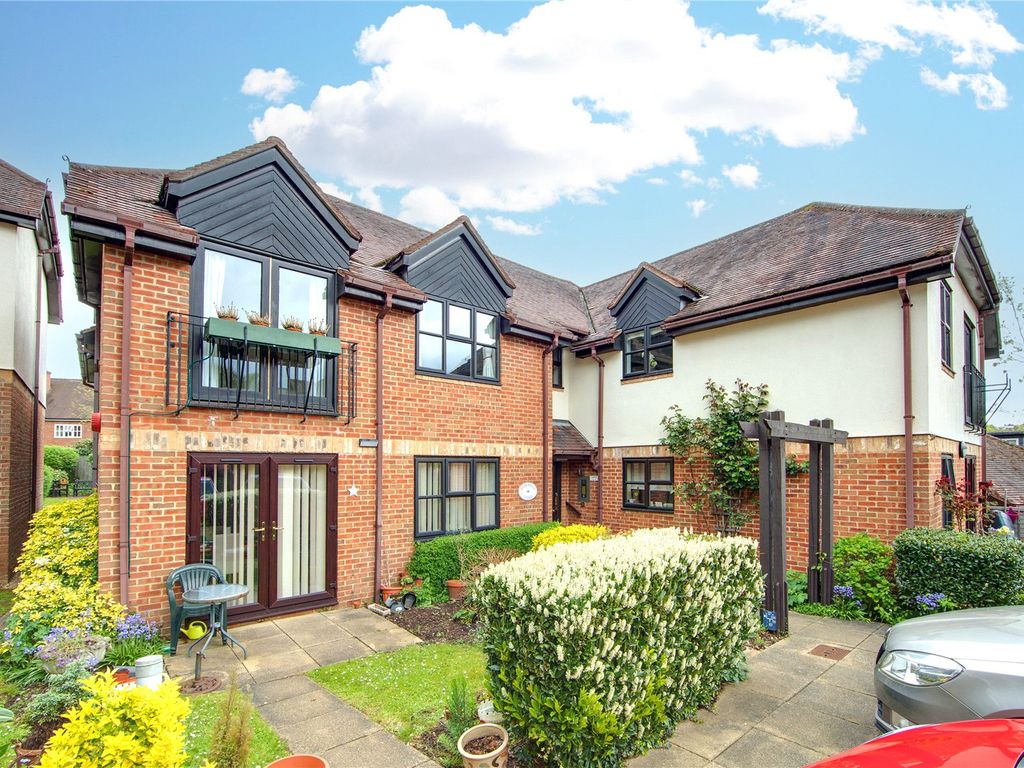 2 bed flat for sale in Watling Street, Radlett, Hertfordshire WD7, £