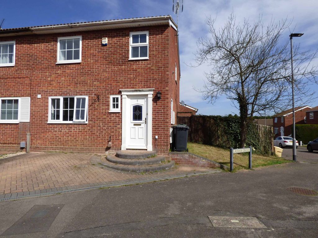 3 bed semidetached house to rent in Lindsay Road, Luton LU2, £1,600