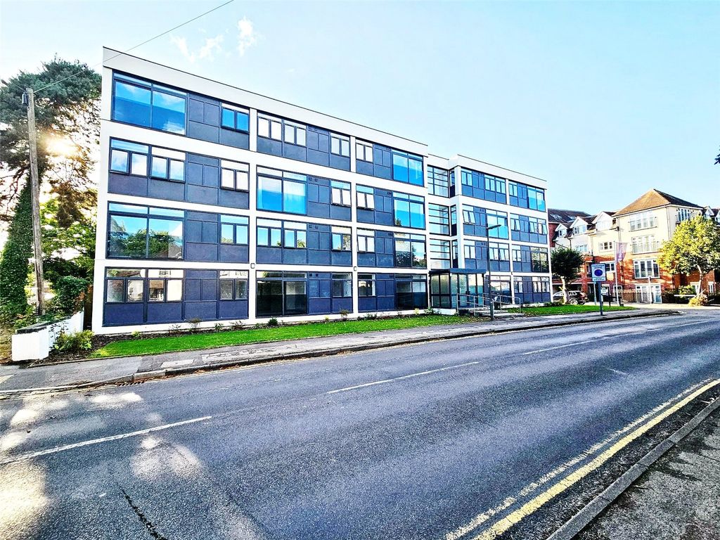 1 bed flat to rent in Pyrford Road, West Byfleet, Surrey KT14, £1,200