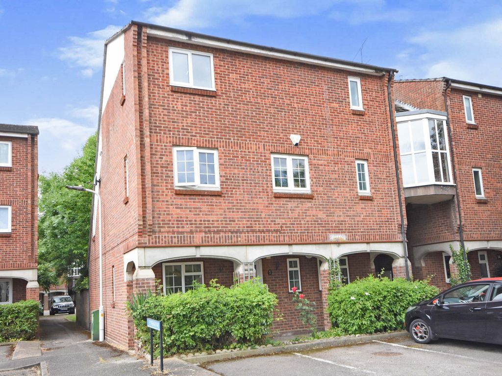 Eynsham Way, Basildon SS13  