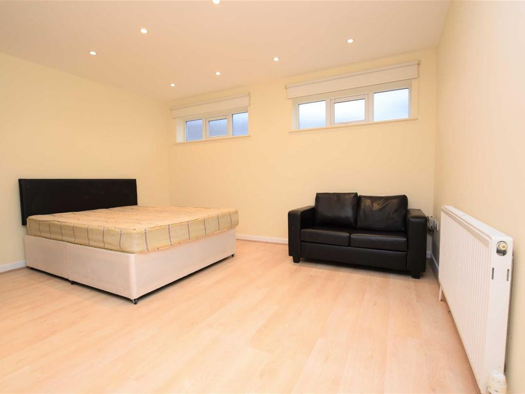 Studio to rent in Finchley Road, London NW11, £1,325 pcm Zoopla
