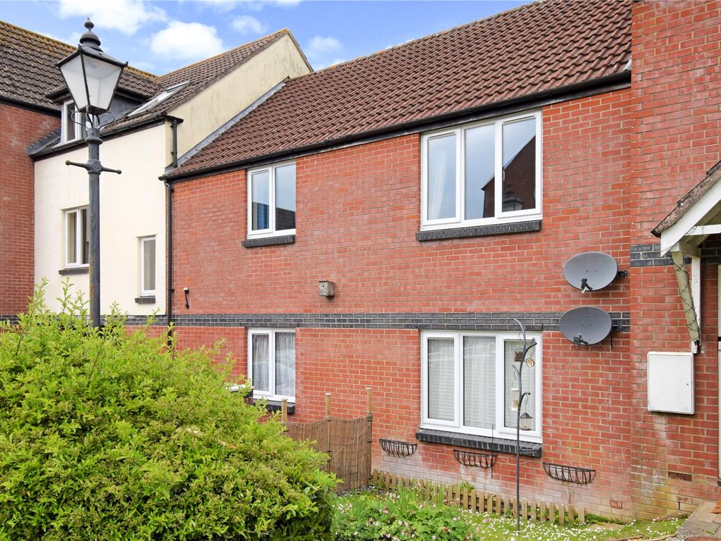 2 bed flat to rent in Rochelle Court, Market Lavington, Devizes