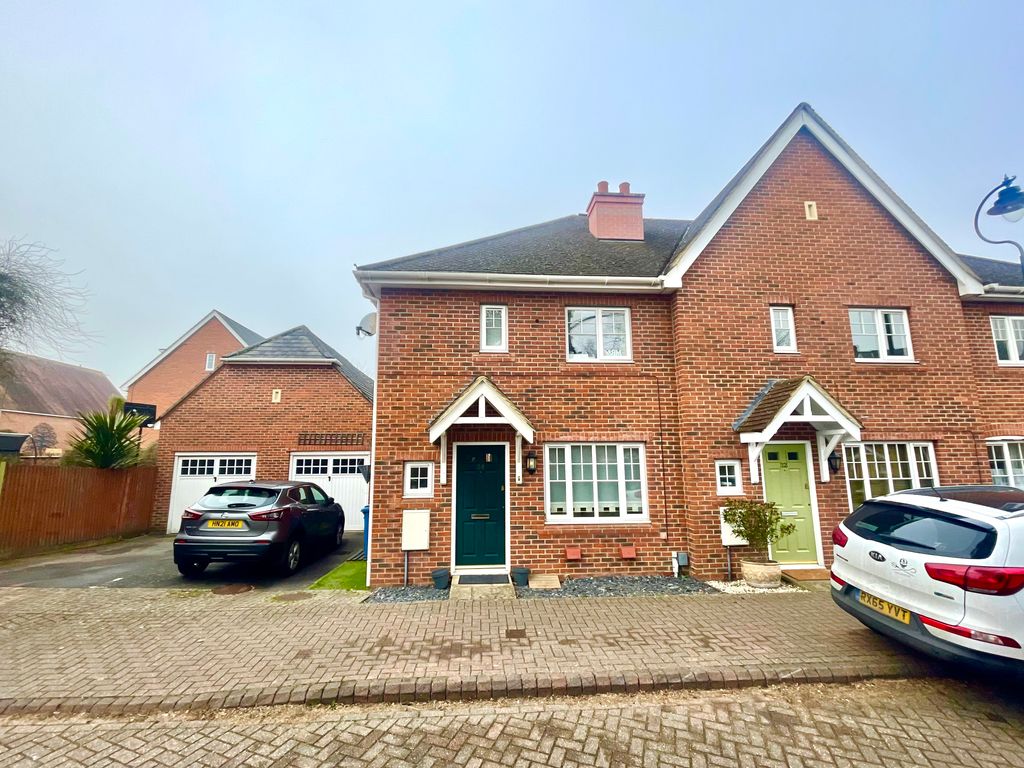 3 bed semidetached house to rent in Wintney Street, Elvetham Heath