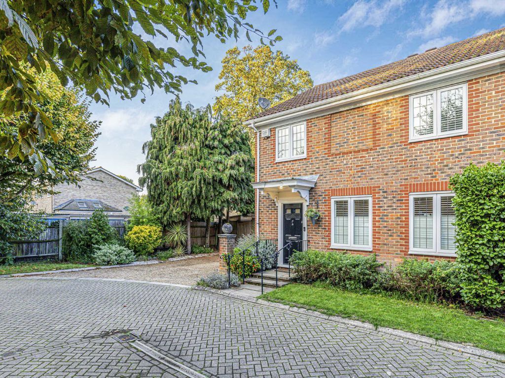 4 bed property for sale in Dove House Green, Weybridge KT13, £1,000,000