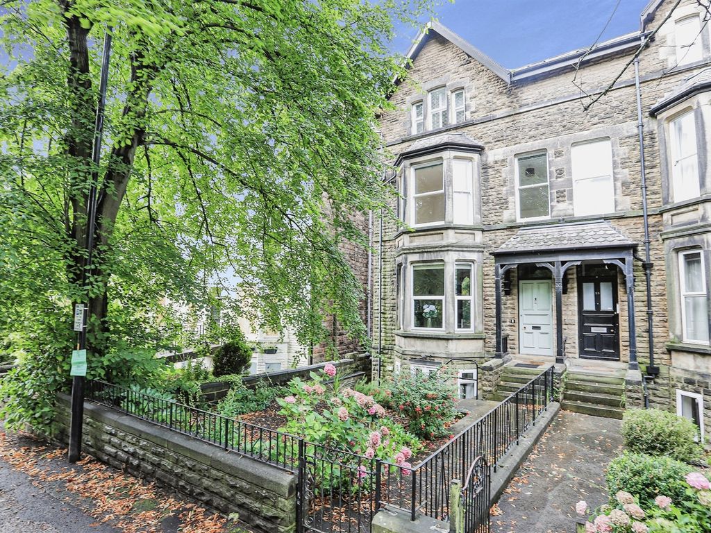 2 bed flat for sale in Kings Road, Harrogate HG1, £240,000 Zoopla