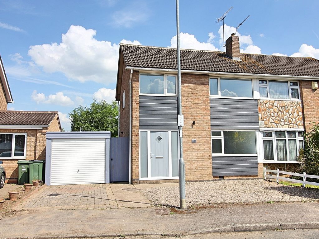 3 bed semidetached house for sale in Buxton Close, Whetstone
