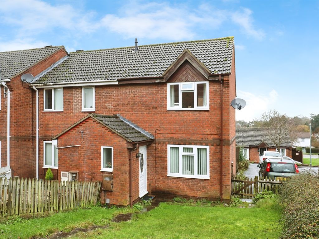 2 bed end terrace house for sale in Mellish Road, Rugby CV22, £200,000