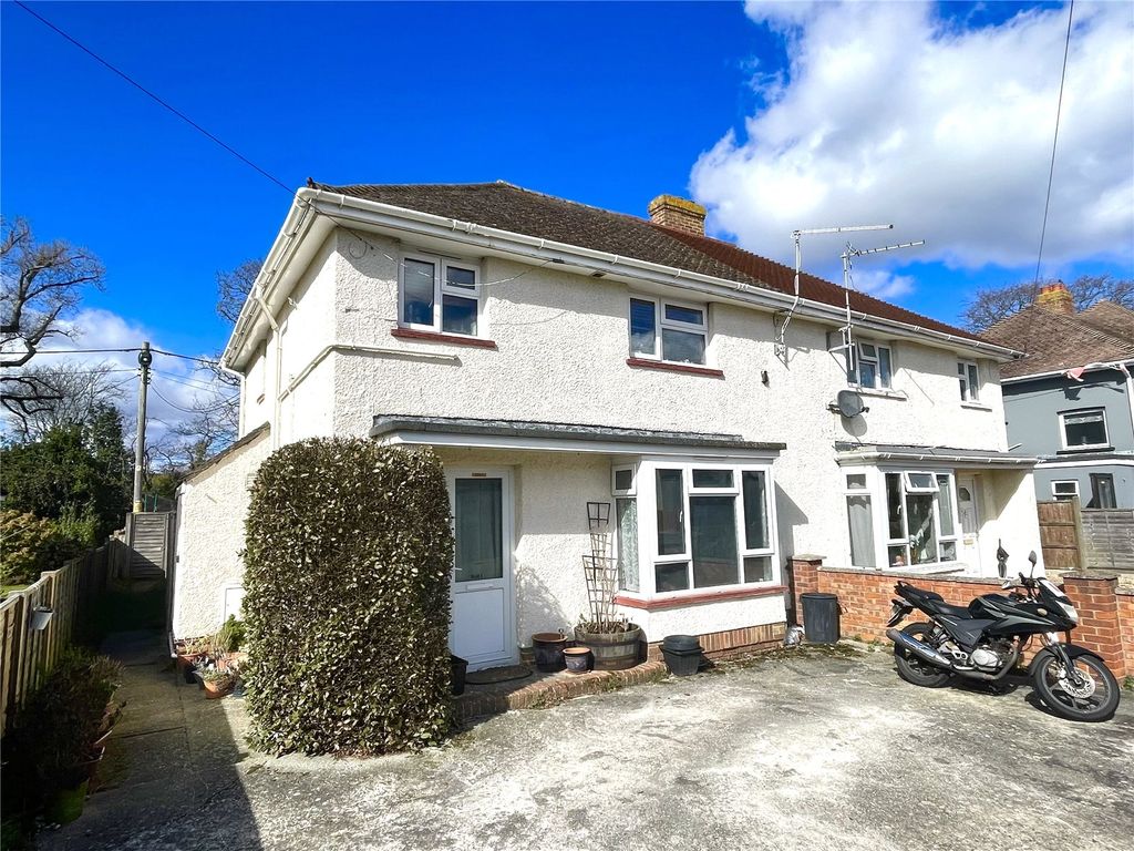 1 bed flat for sale in Meadow Road, Pennington, Lymington, Hampshire