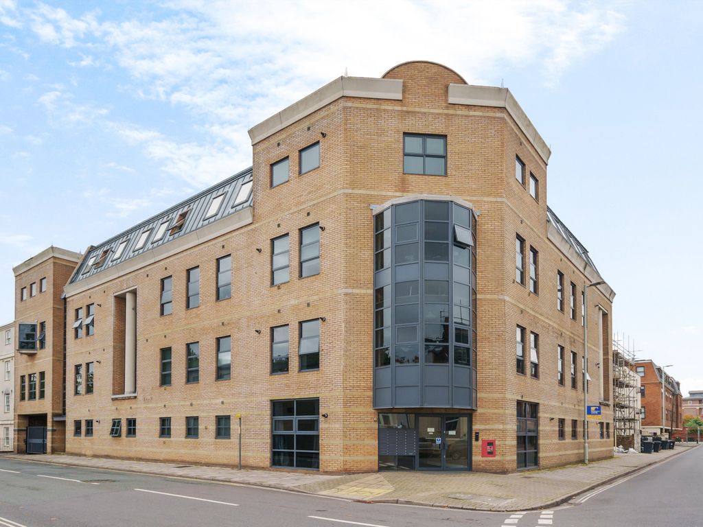 2 bed flat for sale in Fitzalan House, Park Road, Gloucester GL1, £