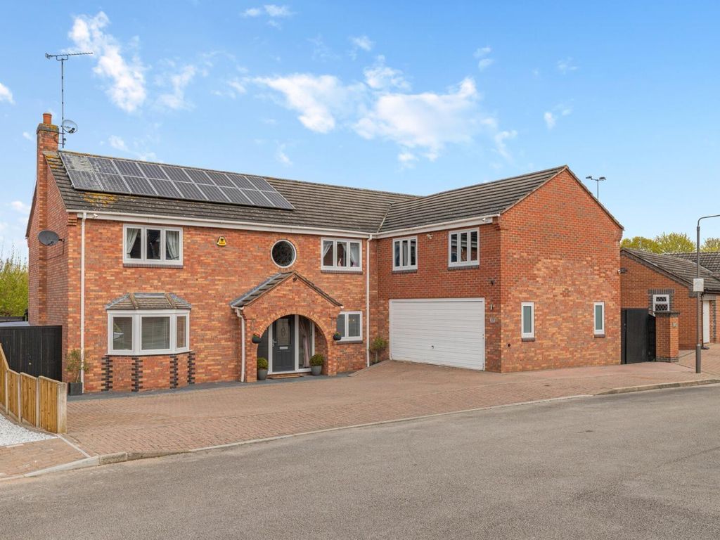 5 bed detached house for sale in Manor Fields Drive, Ilkeston DE7, £