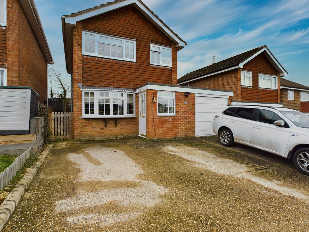 3 bed linkdetached house for sale in Wickham Close, Tadley RG26 Zoopla