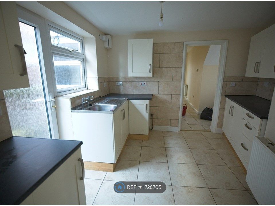 2 bed flat to rent in Church Street, Highbridge TA9, £825 pcm Zoopla