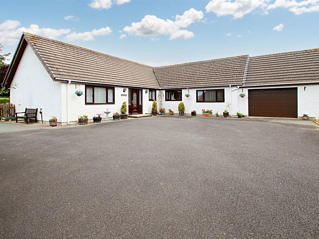4 bed detached bungalow for sale in CroesYLlan, Llangoedmor, Cardigan