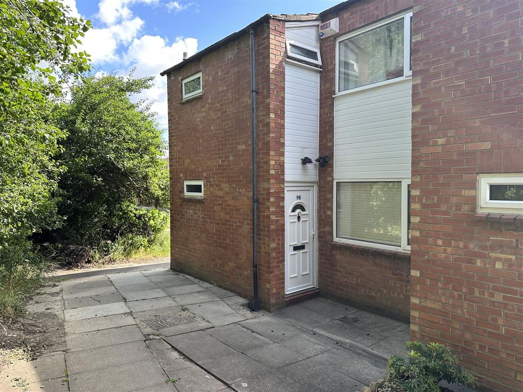 3 bed end terrace house for sale in Barnwell Avenue, Leicester LE4, £