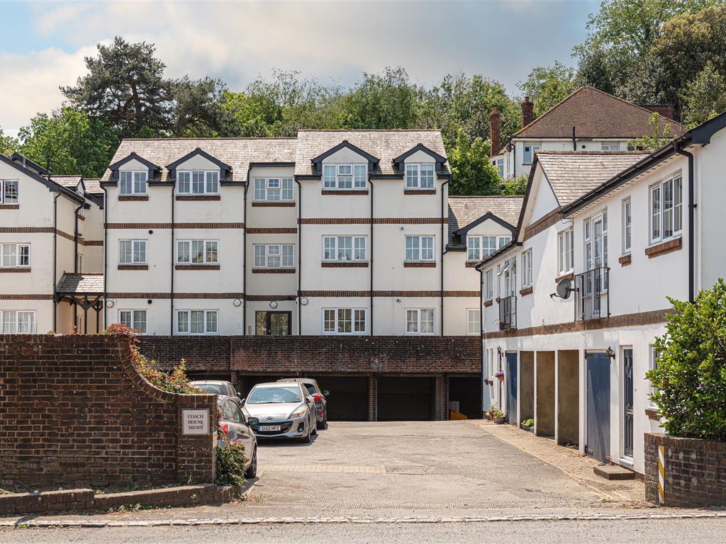 1 bed to rent in Coach House Mews, Mill Street, Redhill RH1