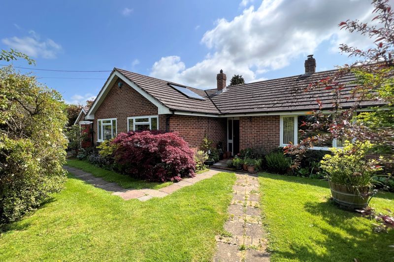 3 bed detached bungalow for sale in Bilsington, Ashford TN25, £550,000