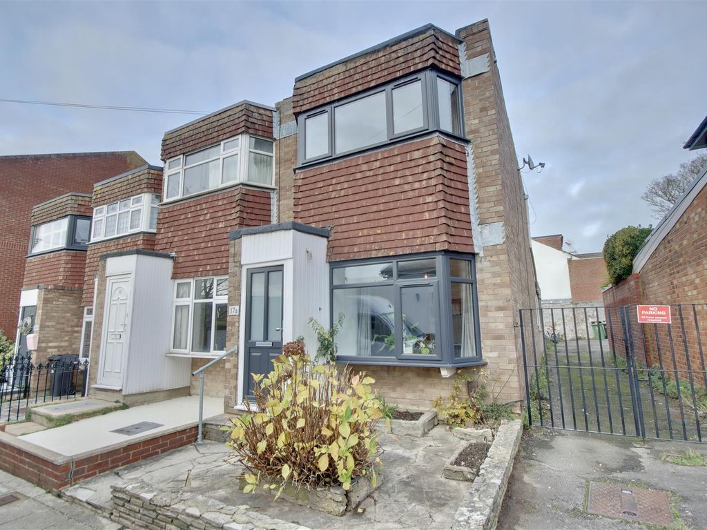 2 bed end terrace house for sale in Hamilton Road, Southsea PO5, £