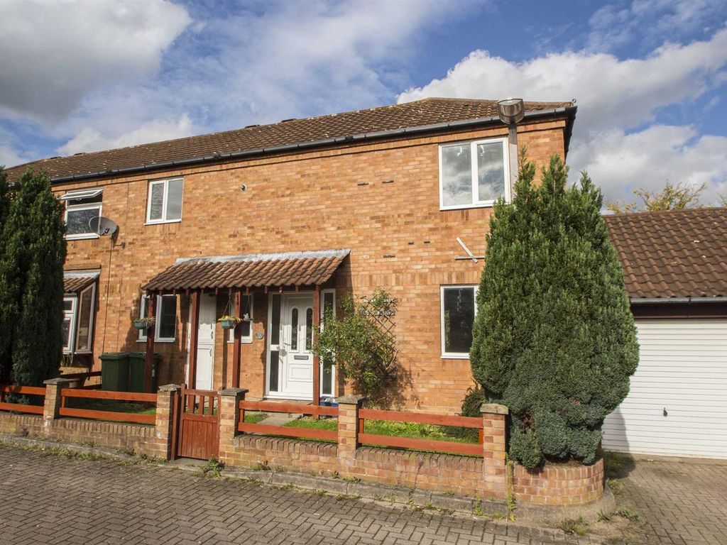 3 bed semidetached house to rent in Gunmaker Court, Neath Hill, Milton