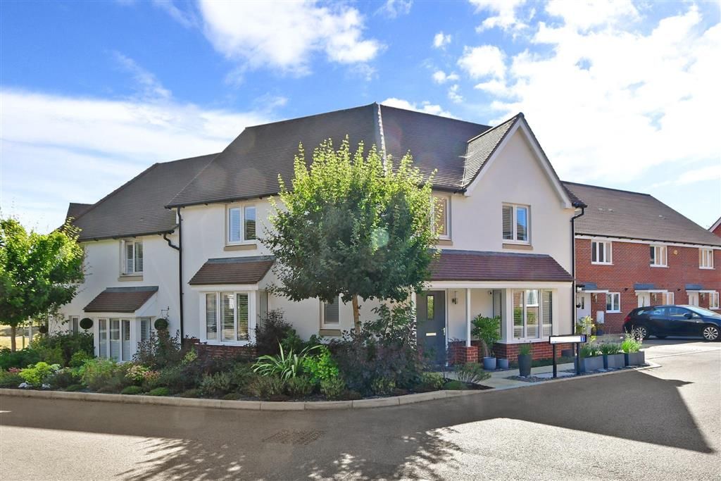 4 bed semidetached house for sale in Teasel Way, Lindfield, Haywards