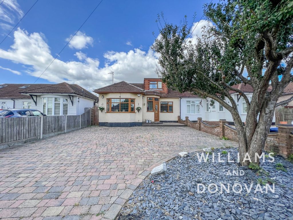 5 bed property for sale in Spencer Gardens, Ashingdon, Rochford SS4, £