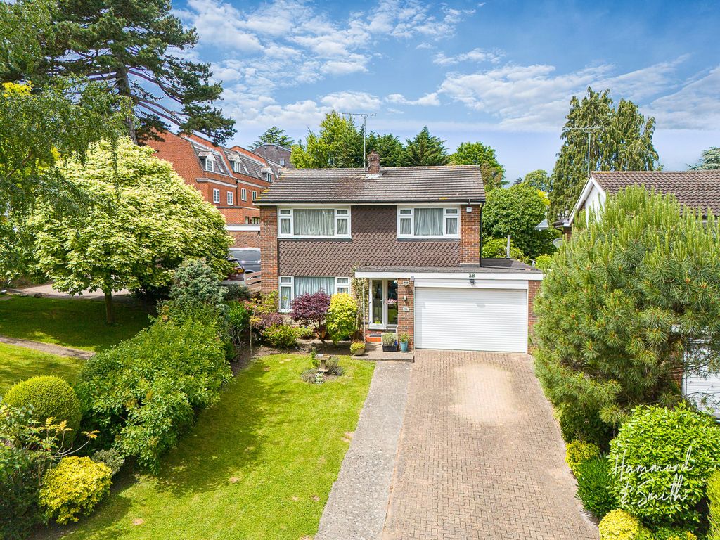 4 bed detached house for sale in Kendal Avenue, Epping CM16, £900,000