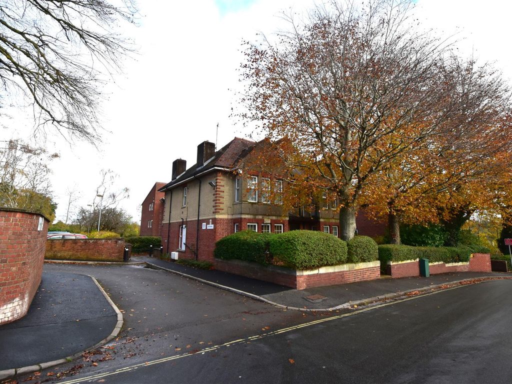 2 bed flat to rent in Salisbury Road, St. Annes Park, Bristol BS4, £